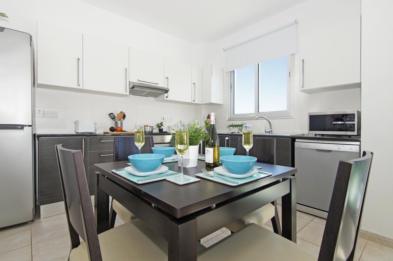 Amber - Coralli Beachfront Apartment โปรทาราส ภายนอก รูปภาพ