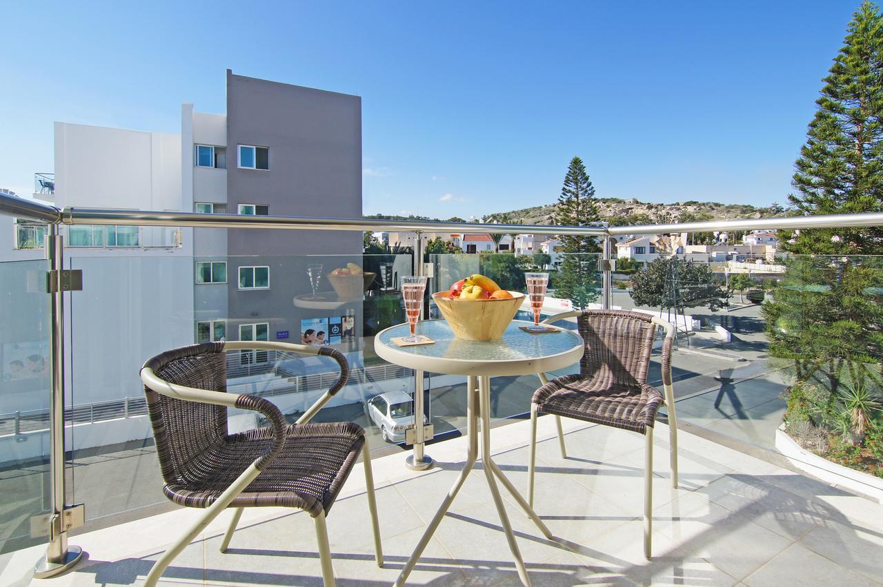 Amber - Coralli Beachfront Apartment โปรทาราส ภายนอก รูปภาพ