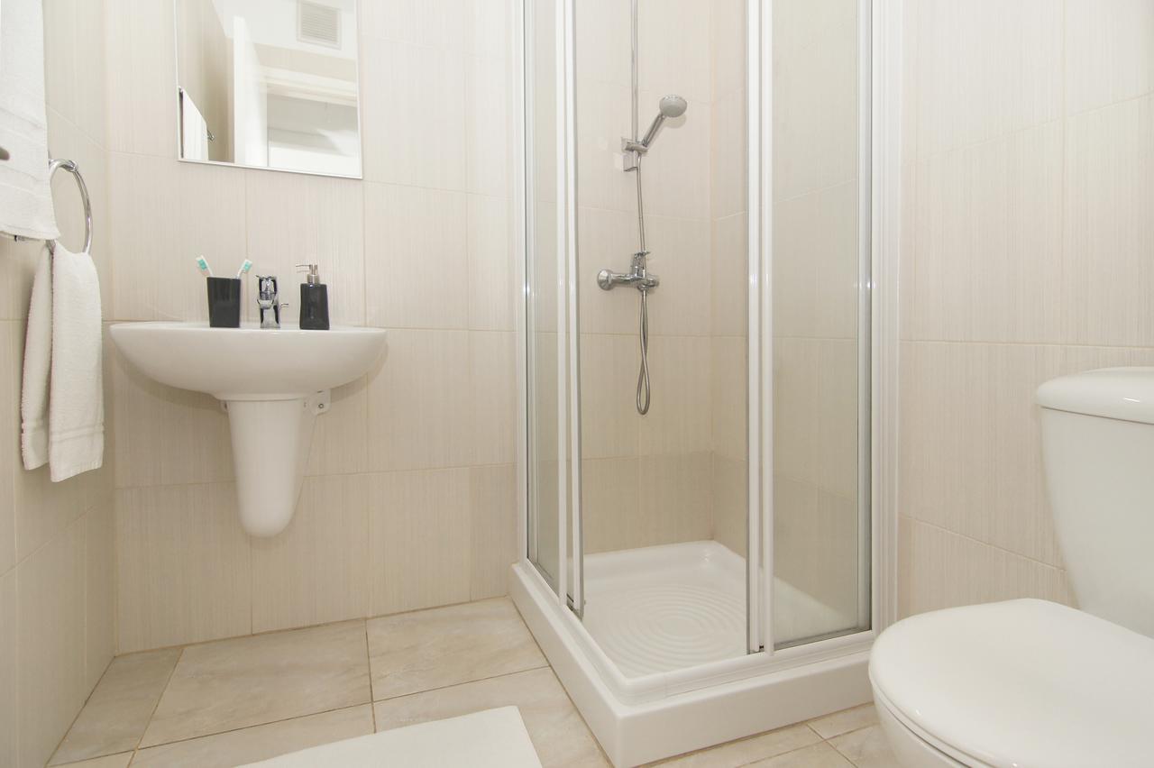 Amber - Coralli Beachfront Apartment โปรทาราส ภายนอก รูปภาพ